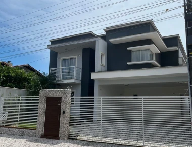 Casa No Centro De Camboriú Com Piscina