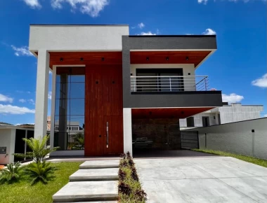 Linda Casa No Condomínio Caledônia, Bairro Santa Regina.