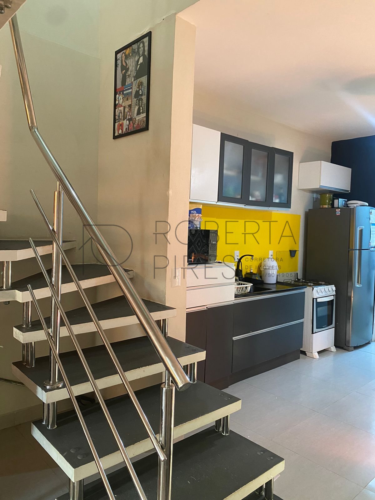 Lindo sobrado com 2 suítes semi mobiliado, ótima localização – foto 2