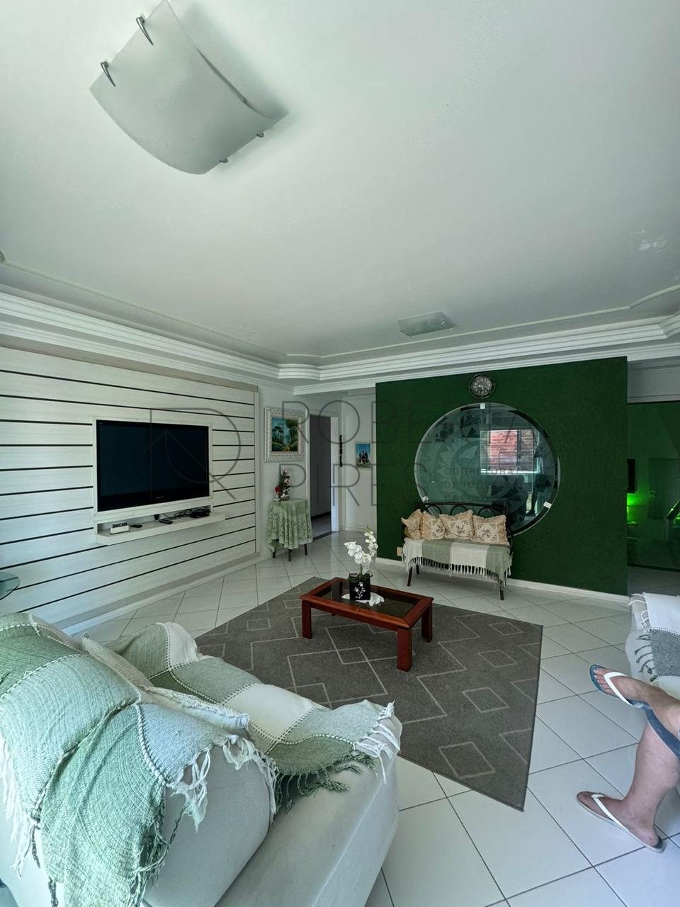Casa com 3 pisos, 3 salas comerciais e 1 galpão Centro Camboriú – foto 2